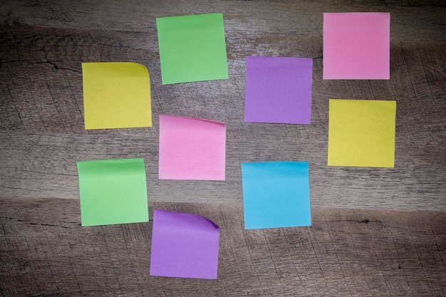 Foto primer plano de papel multicolor sobre la mesa