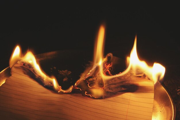 Foto primer plano de papel quemándose en el cuarto oscuro