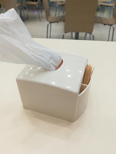 Foto primer plano de papel de seda en una caja sobre la mesa