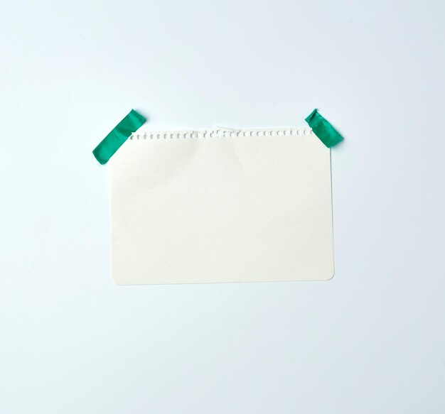 Primer plano de papel sobre un fondo blanco