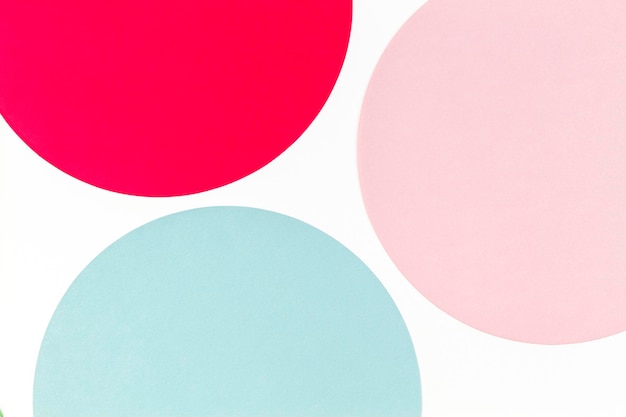 Primer plano de papeles de colores contra un fondo blanco