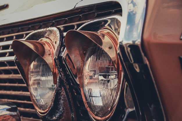 Un primer plano de un parachoques vintage y un faro de coche en el mercado ferroviario de Maeklong en la ciudad de Bangkok