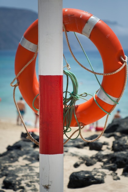 Primer plano de un paraguas en la playa contra el cielo