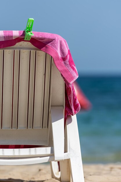 Foto primer plano de un paraguas rosa en la playa contra el cielo