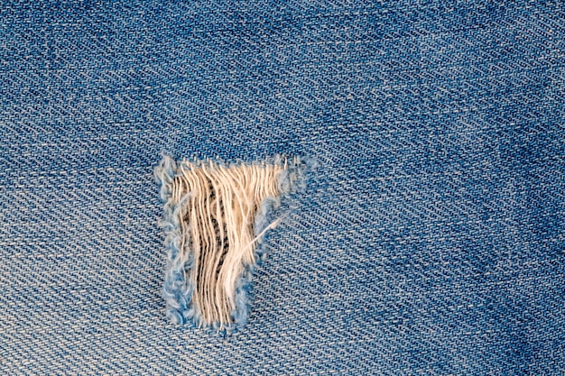 Primer plano de un parche de jeans en blanco en el lado interior del denim azul desgastado