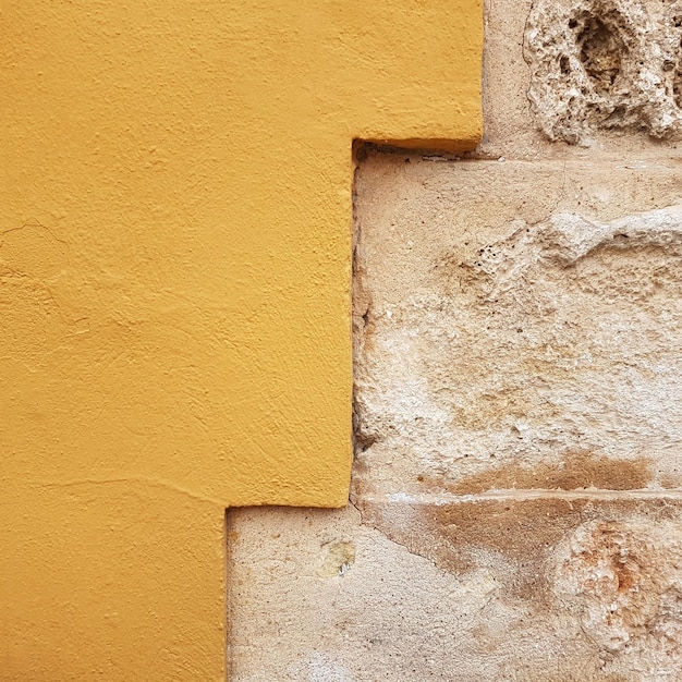 Primer plano de la pared amarilla