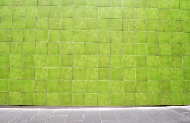 Foto primer plano de una pared de azulejos verdes