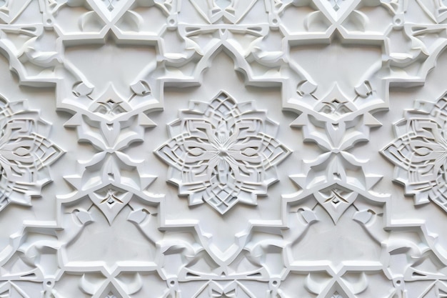 Foto un primer plano de una pared blanca con un patrón islámico