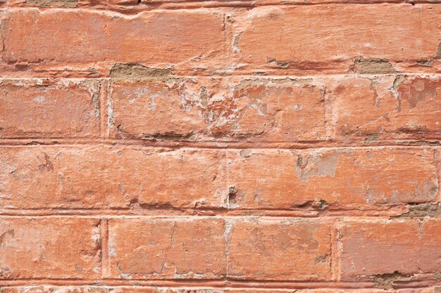 primer plano de una pared de ladrillo pintada con pintura roja