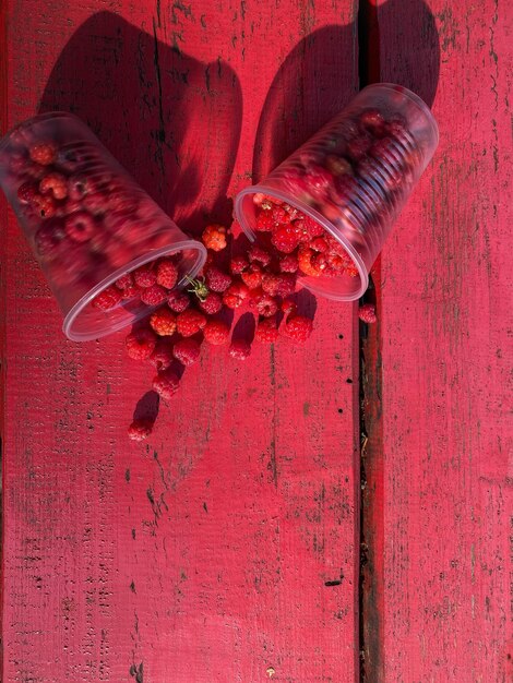 Foto primer plano de la pared de madera roja y la frambuesa