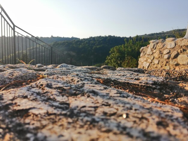 Primer plano de una pared de piedra contra un cielo despejado