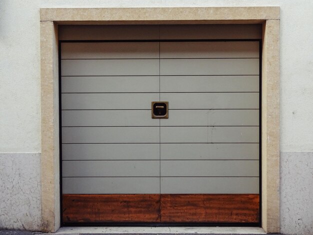 Foto primer plano de una pared con la puerta cerrada