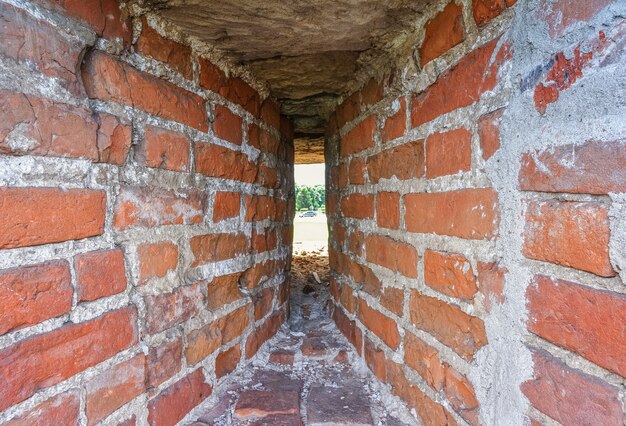 Primer plano de las paredes del túnel de ladrillo