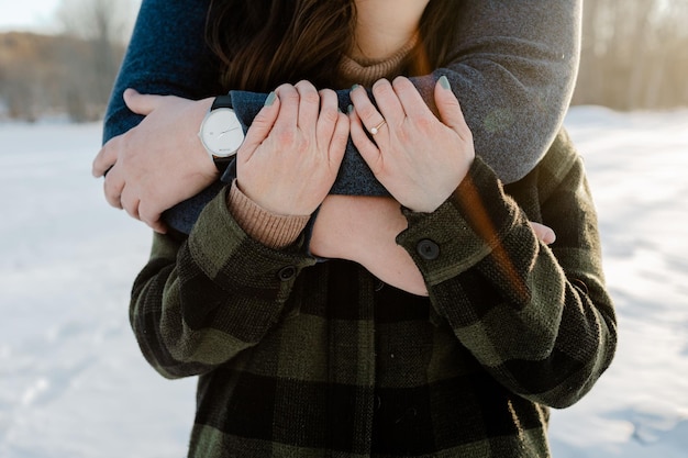 Primer plano de una pareja abrazada en el parque de invierno