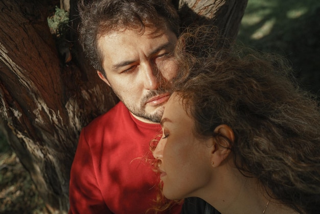 Primer plano de una pareja abrazándose al aire libre