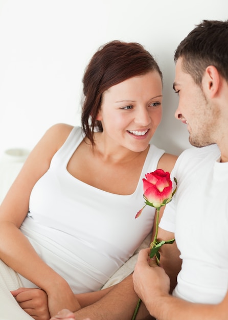 Primer plano de una pareja alegre con una rosa