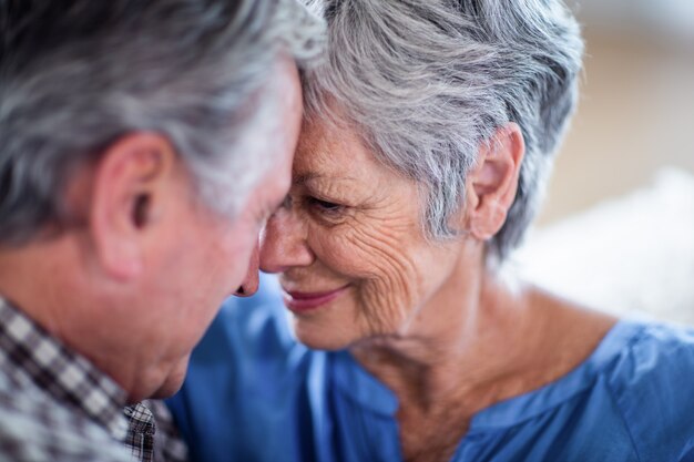 Primer plano de una pareja de ancianos abrazándose