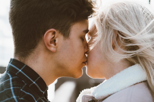 Primer plano de una pareja besándose al aire libre