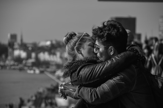 Primer plano de una pareja besándose mientras están de pie en la calle