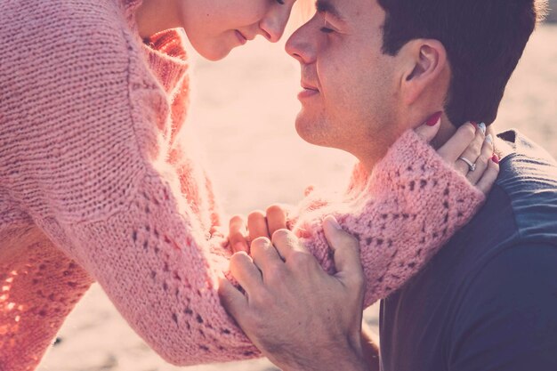 Foto primer plano de una pareja cara a cara