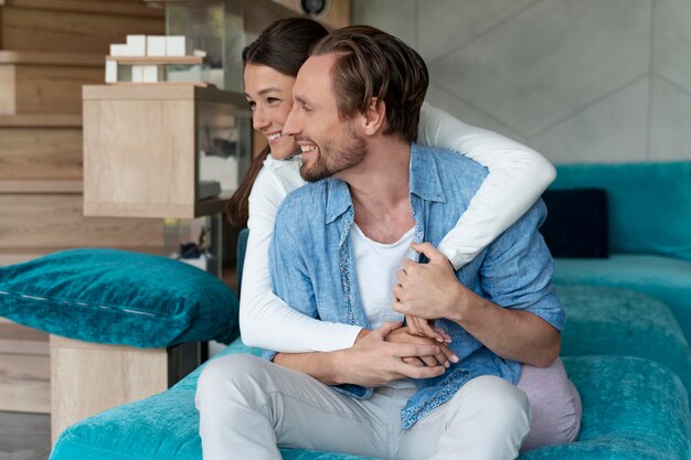 Foto primer plano de pareja en casa compartiendo tiernos momentos