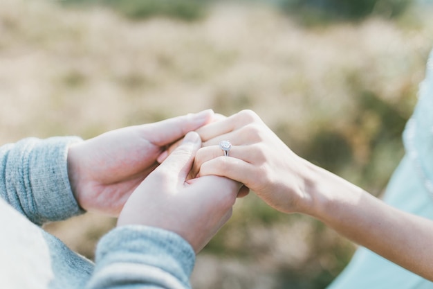 Primer plano de una pareja cogida de la mano