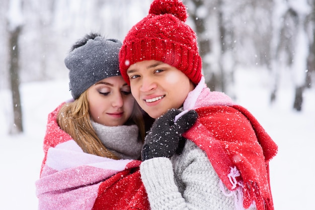 Primer plano de la pareja de enamorados en cuadros rojos.