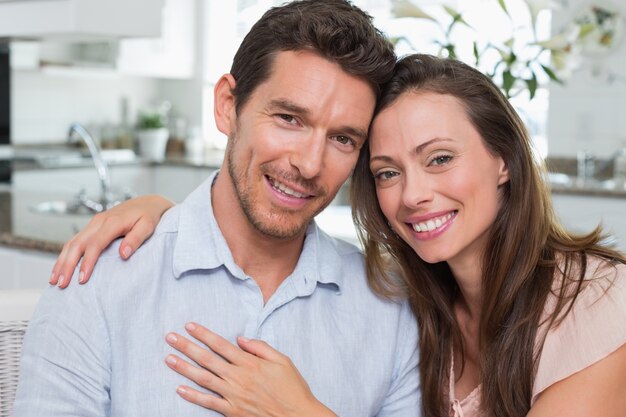 Foto primer plano de una pareja feliz en casa