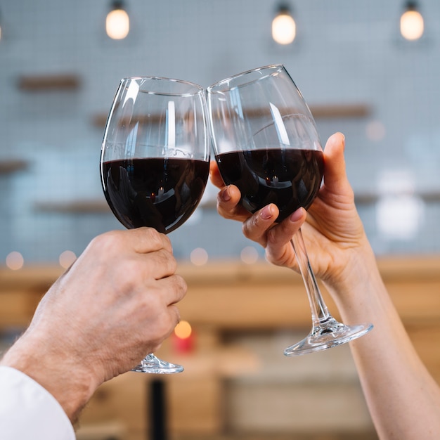 Primer plano de una pareja haciendo un brindis