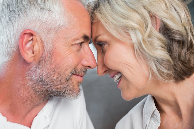 Primer plano de una pareja madura con cabeza a cabeza