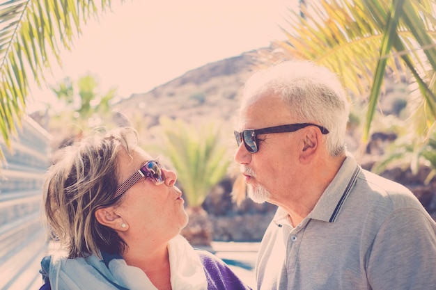 Primer plano de una pareja de mayores mirando cara a cara