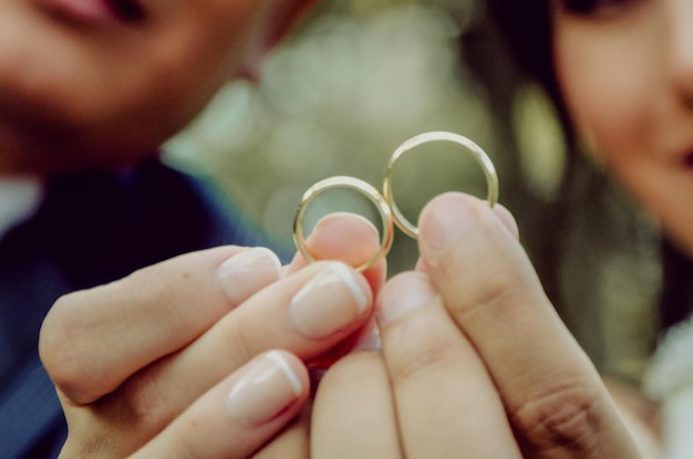 Foto primer plano de una pareja sosteniendo anillos