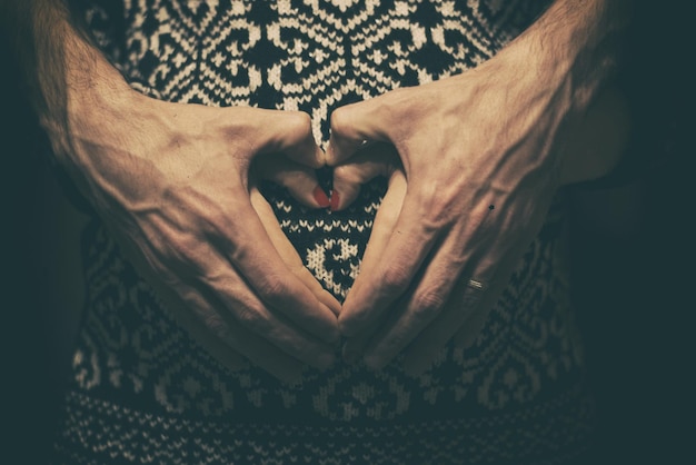 Primer plano de una pareja tomándose de la mano