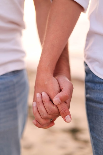 Foto un primer plano de una pareja tomándose de la mano