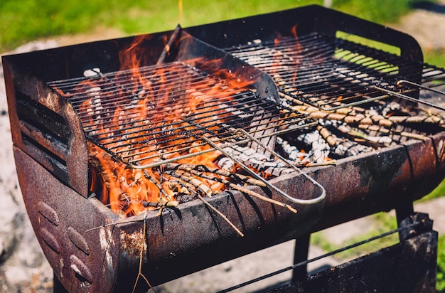 Primer plano de una parrilla de barbacoa en el patio