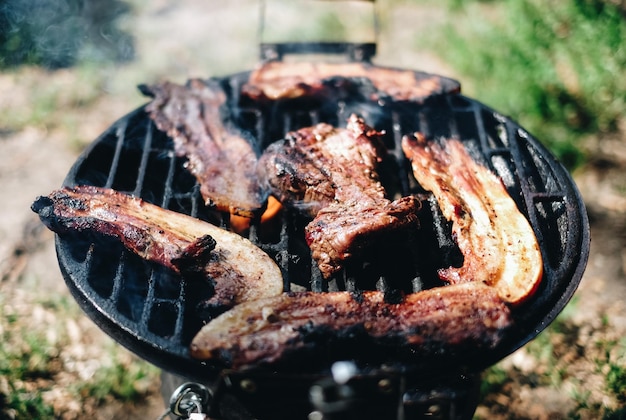 Foto primer plano de la parrilla de la barbacoa