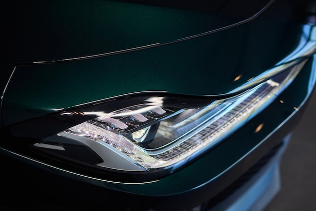 Un primer plano de una parte de los faros de los automóviles del diseño automotriz