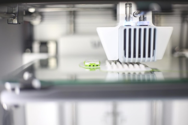 Primer plano de la parte de la máquina en la mesa
