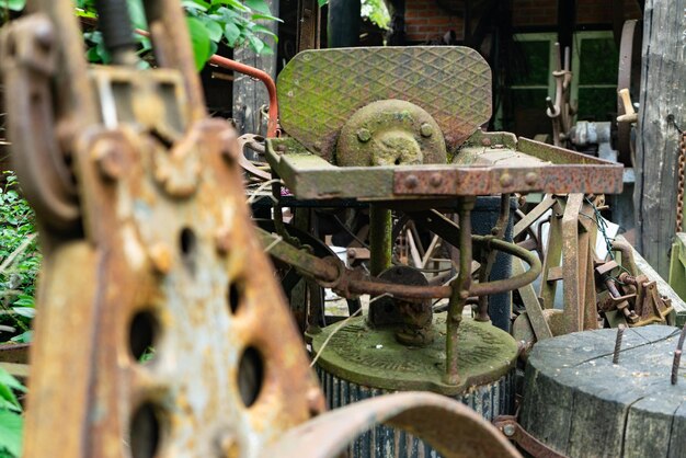 Foto primer plano de una parte de la máquina oxidada