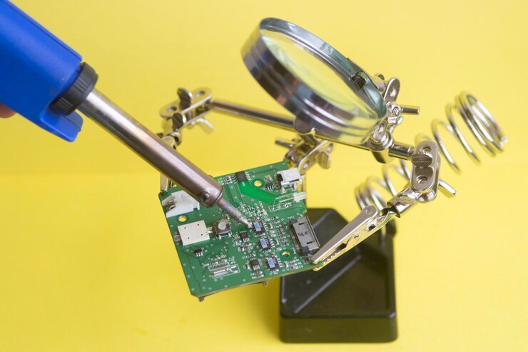 Foto primer plano de la parte de la máquina sobre un fondo amarillo
