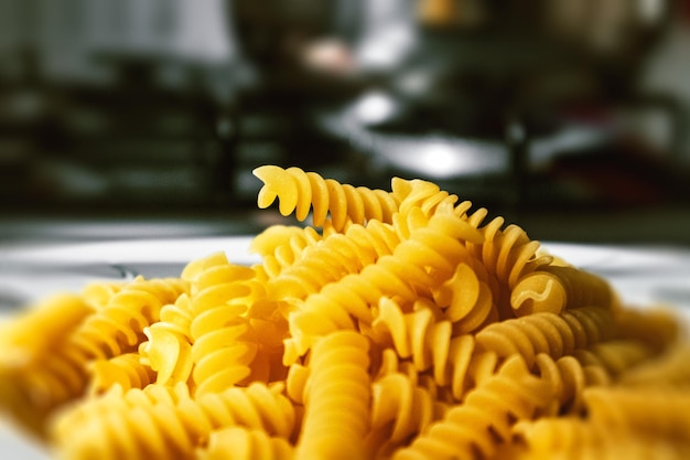 Primer plano de pasta amarilla en la mesa