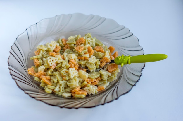 Primer plano de pasta colorida para niños en un cuenco