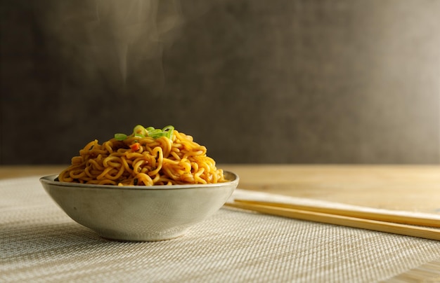 Primer plano de la pasta en un cuenco en la mesa