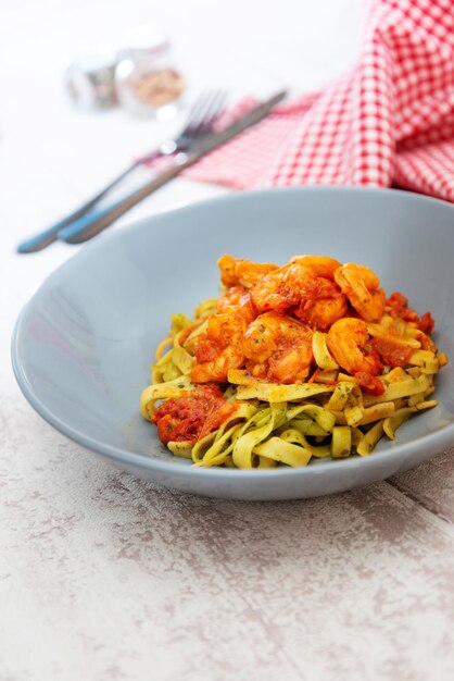 Primer plano de la pasta en un cuenco en la mesa