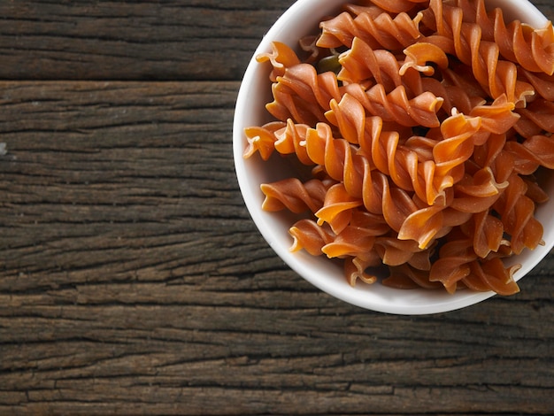 Primer plano de la pasta de fusilli en la mesa