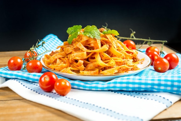 Primer plano de la pasta en el plato en la mesa