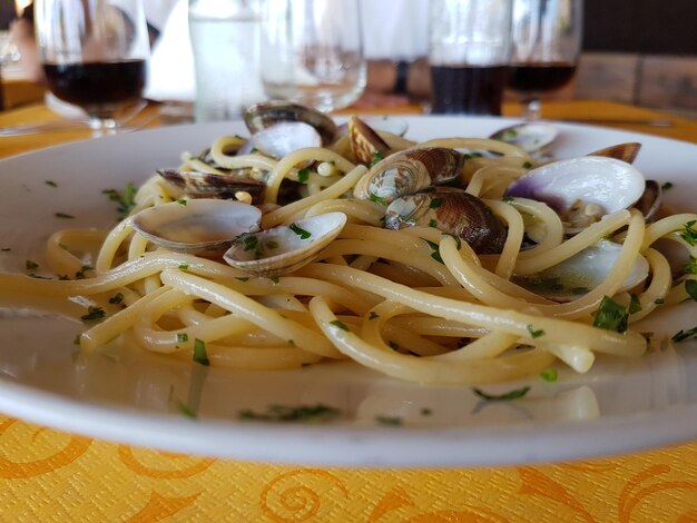 Primer plano de la pasta en un plato sobre la mesa