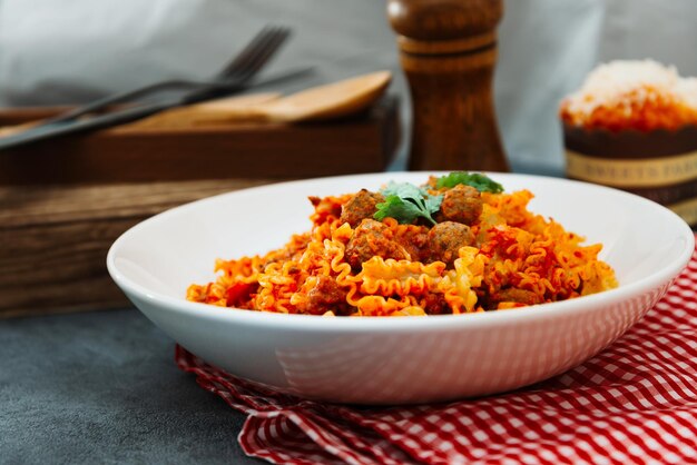 Primer plano de la pasta en el plato sobre la mesa