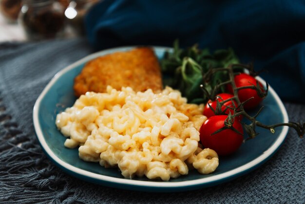 Primer plano de la pasta en un plato sobre una servilleta