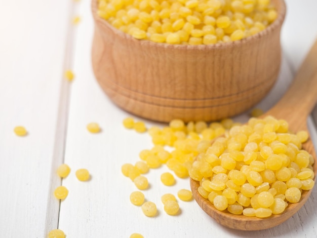 Primer plano de pasta ptitim tostada seca en una cuchara de madera